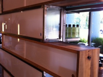 MODULAR-SHELVING-STEEL-FRAME-MYRTLE-WOOD-PLASTIC-550×736